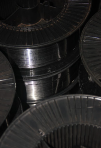 Como o arame tubular FCAW aumenta a produtividade na soldagem pesada