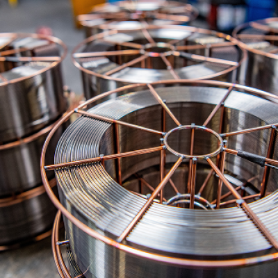 Por que a soldagem por arame tubular é essencial para uma performance superior?